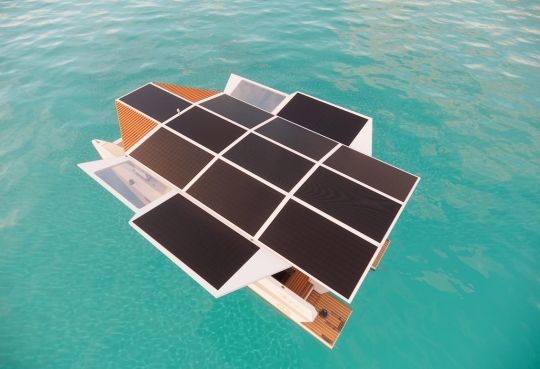 Les panneaux solaires avec les ailes déployées Le M9 de Milikan Boats © Vincent Lebailly