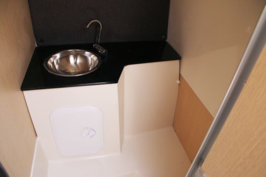 Dans le cabinet de toilette séparé, on peut installer un WC manuel ou chimique