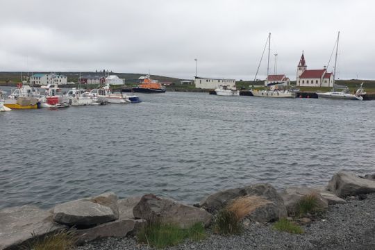 Amarré dans un petit port de pêche islandais
