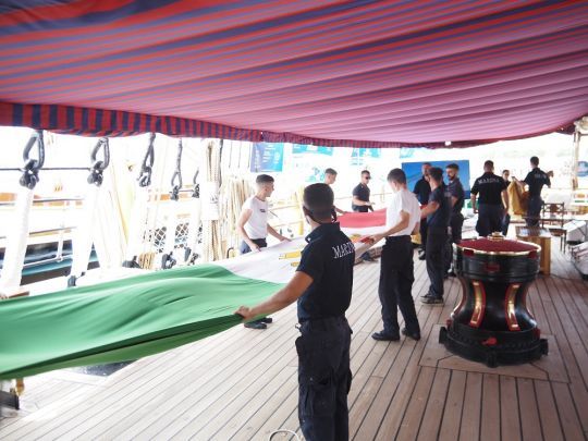 La cérémonie de pliage de drapeau nécessite une dizaine de matelots