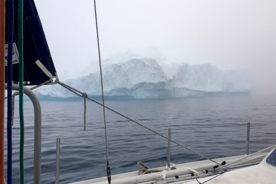 Un petit iceberg nous surprend dans le brouillard