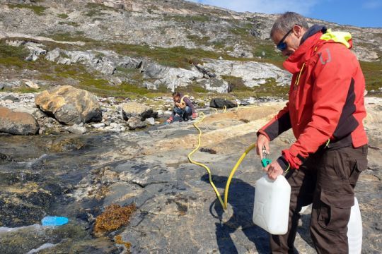 Le remplissage des jerricans dans les rivières du Groenland
