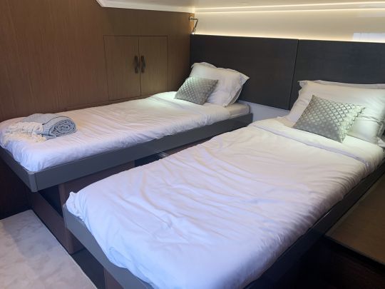 La cabine invités dispose de deux lits sur rails