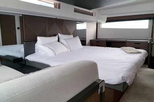 Le grand lit de la cabine propriétaire avec son sofa à babord
