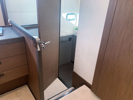 Les WC et la douche sont séparés sur chaque bord et dispose d'un accès privé depuis la cabine propriétaire