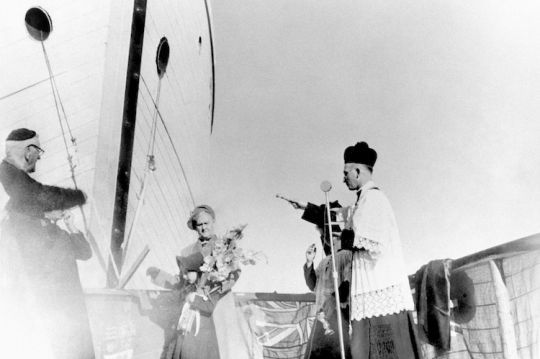 Curé procédant à la bénédiction d'un navire, 1952