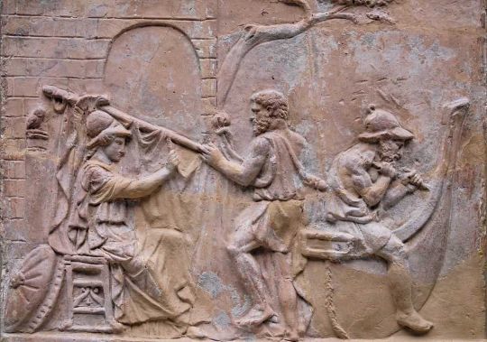 Construction de l'Argo. Bas-relief romain en terre cuite (Ier siècle environ), British Museum, Londres. Athéna ajuste la voile, Tiphys tient la vergue et Argos travaille à l'arrière.