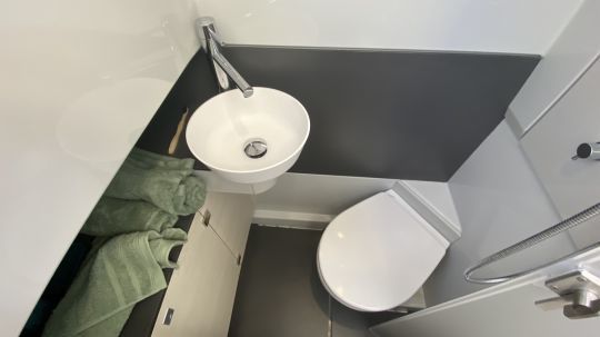 Cabinet de toilette, identique dans les 2 coques, du Yot 36