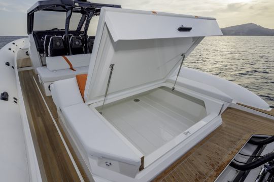 Le coffre de rangement du bain de soleil arrière