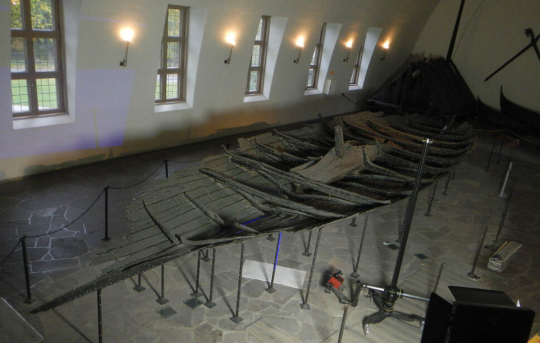 Restes découverts du bateau de Tune. Mise en place du dispositif de numérisation 3D avec système ATOS © vikingtidsmuseet