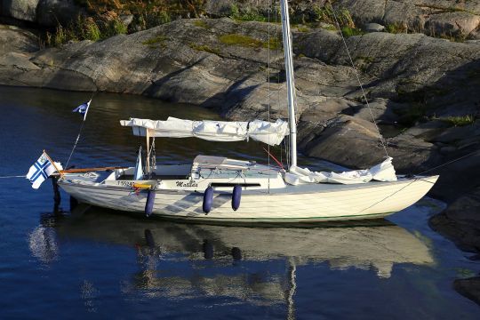 Folkboat amarré à terre (CC BY 2.0 Jukka)