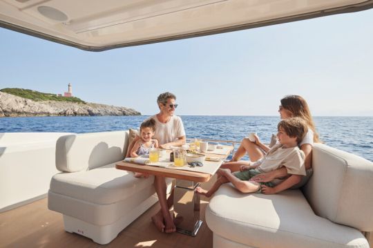 Le cockpit avec ses banquettes vue sur mer © Jean-François Romero