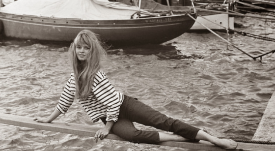 Brigitte Bardot posant en marinière