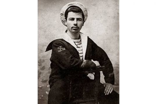 Un marin portant le tricot rayé, vers 1910