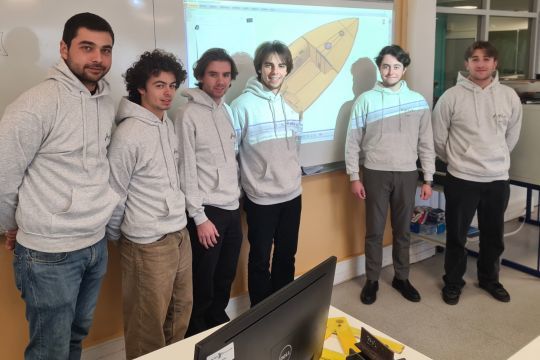 Les six élèves du lycée technique Aristide Briand de Saint-Nazaire qui participent au projet