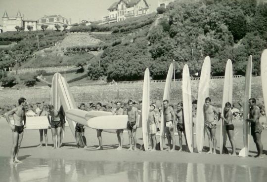 Cours de surf donné par Jo Moraiz à Biarritz, en 1966