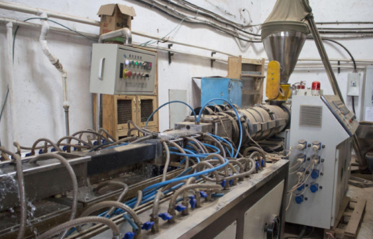 Machine employée pour la fabrication des poteaux à partir de déchets plastiques © Flipflopi Project