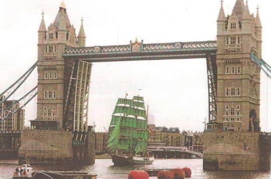 Alexander von Humboldt naviguant sous le Tower Bridge de Londres © Manfred Hövener