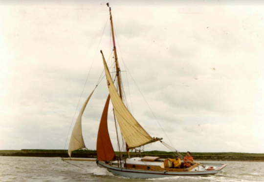 Madeline sous voile vers 1975 sur la rivière Colne