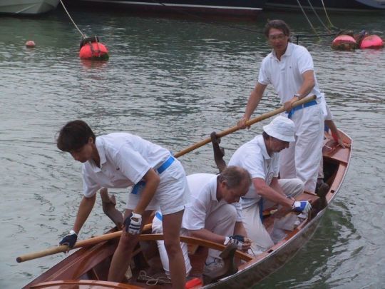 Mise en place des rames dans forcola avant le départ de la course