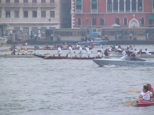 Un bateau d'assistance suit la course de près