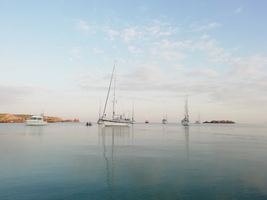 Le mouillage de Porth Cressa, abrité des vents de Nord Ouest à Nord Est