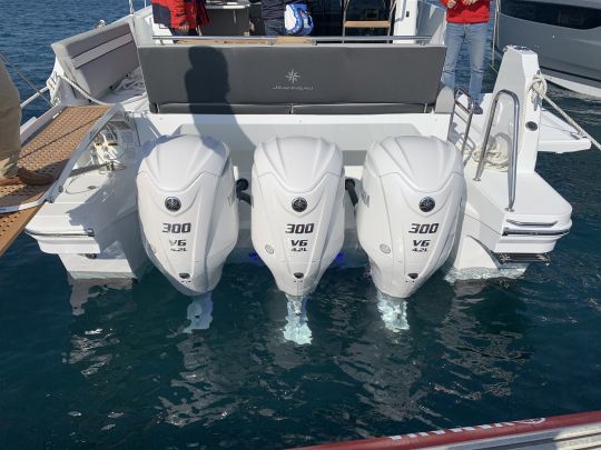 Les trois moteurs hors-bord encadrés par les jupes de bain avec une entrée classique à tribord