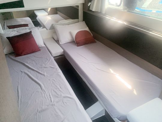 Une des cabines invités avec ses deux lits simple qui se transforment en lit double