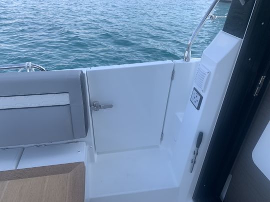 La porte de coupé à babord permet l'entrée à bord comme l'accès facile à l'eau