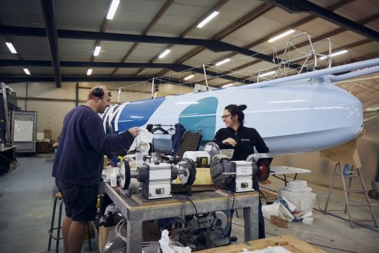 L'IMOCA Biotherm en chantier © Anne Beaugé