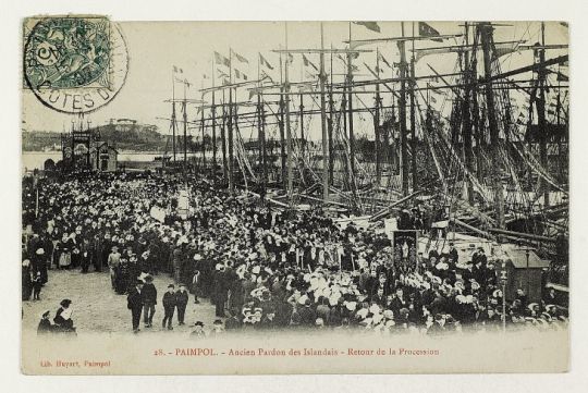 Cérémonie du Pardon des Islandais à Paimpol. Après la bénédiction des bateaux prononcée sur le port, la procession repart.