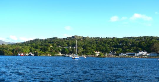 Au nord de l'anse de Glengarriff, sur la droite le grand hotel et sur la gauche, le quai de bateaux de pêche et de navires de tourisme
