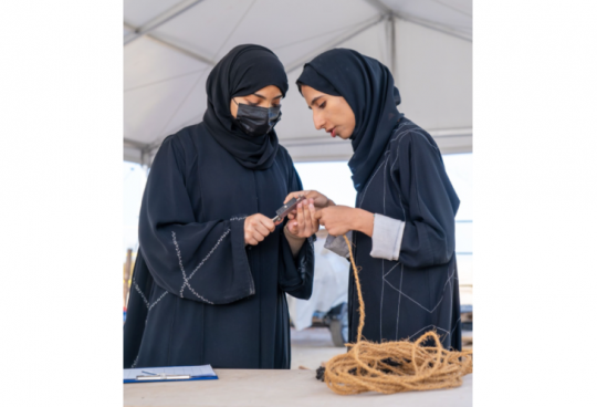 Étudiantes travaillant sur la reconstruction du Magan © Emily Harris, Zayed National Museum