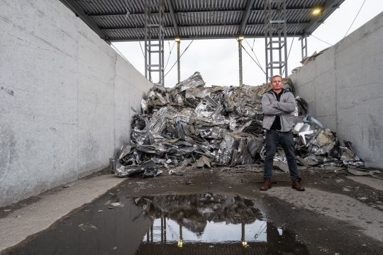 Daniel Roesner devant la ferraille recyclée