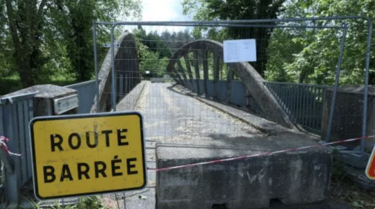 Le pont interdit à la circulation