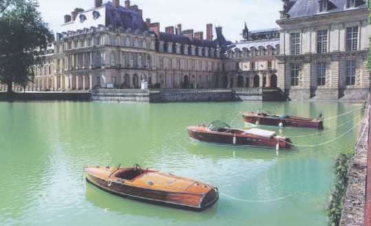 Vente aux enchères à Fontainebleau Les bateaux exposés sur l'étang aux carpes © Osenat