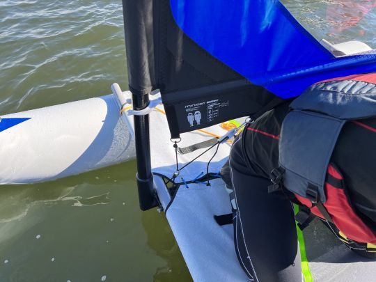 The mast uses the same system as a windsurfing