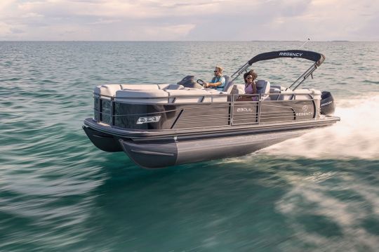 The pontoon boat has won over yachtsmen thanks to its versatility