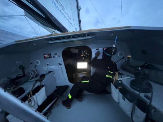 Yaël Poupon à bord de Nestenn Entrepreneurs pour la Planète pendant la Transat Québec Saint-Malo 2024