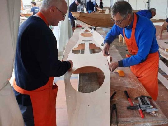 Assemblage des pièces du pont avec des colliers de serrage plastique © Oh My Boat