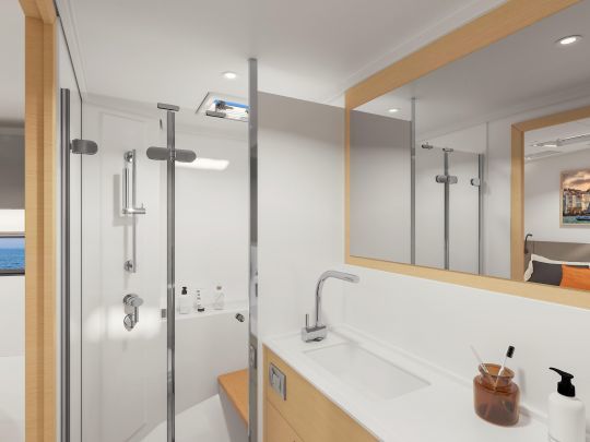 La salle de bain privée de la cabine propriétaire du Hanse 590