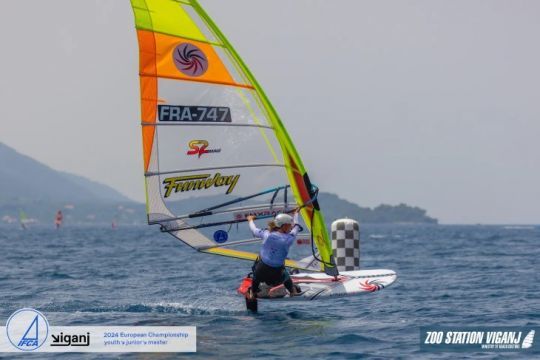 Tess lors du championnat d'Europe en foil-slalom, catégorie Junior. Croatie, 2024 © IFCA