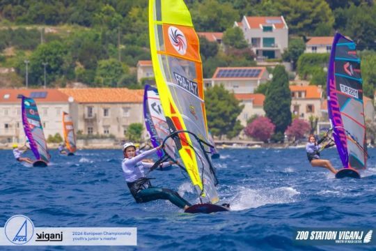 Tess lors du championnat d'Europe en slalom-aileron, catégorie Junior © IFCA