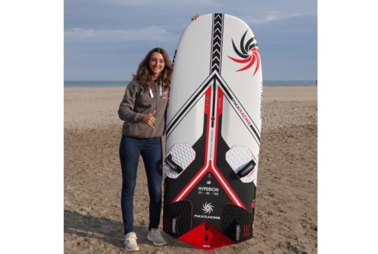 Tess avec la planche de foil fournie par son partenaire, FMX Racing France © Céline Sermet