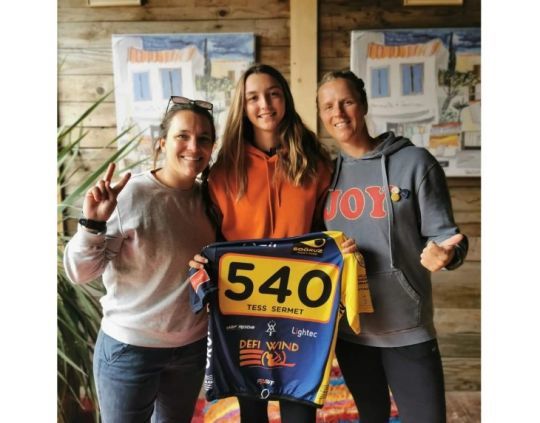 Premier Défi Wind de Tess à 14 ans, avec Marion Mortefon et Delphine Cousin © Céline Sermet