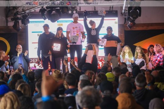 Le plus beau souvenir de Tess : le podium de la catégorie aileron au Défi Wind 2023 où elle termine 2ème au scratch et 1ère U17 pour la 2ème année consécutive, avec Taty Frans et Lohan Jules © Céline Sermet