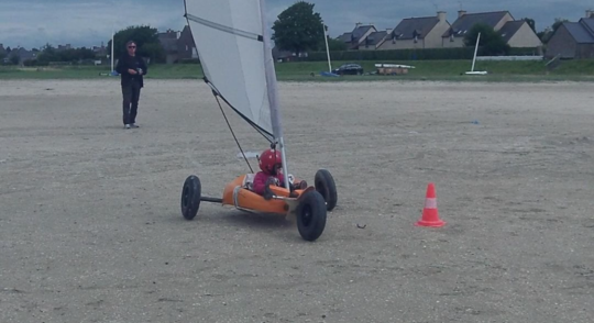 Premiers pas de Louna en ''Ludic'' à 6 ans sur la plage de Cherrueix