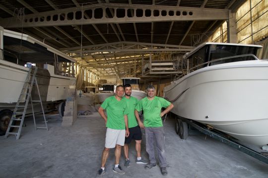 Le père, le fils et l'oncle Sabor à la barre du chantier 