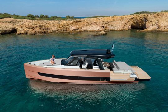 Le Fjord 490 en version open avec des moteurs inboard