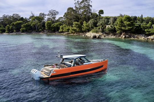 Le Fjord 490 Sport avec ses 3 hors-bord de 1800 chevaux